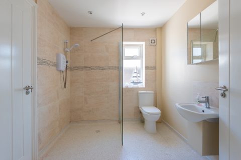 Swn Y Mor, Beach Front Bungalow with a Hot Tub (Sound of the Sea)