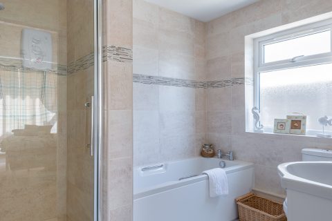 Swn Y Mor, Beach Front Bungalow with a Hot Tub (Sound of the Sea)