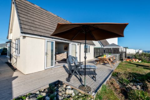 Swn Y Mor, Beach Front Bungalow with a Hot Tub (Sound of the Sea)