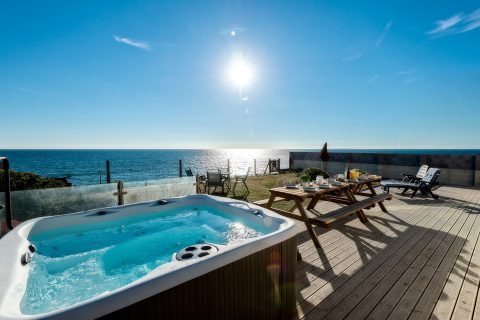 Swn Y Mor, Beach Front Bungalow with a Hot Tub (Sound of the Sea)