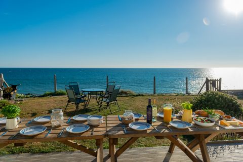 Swn Y Mor, Beach Front Bungalow with a Hot Tub (Sound of the Sea)