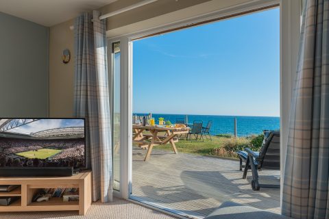 Swn Y Mor, Beach Front Bungalow with a Hot Tub (Sound of the Sea)
