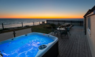 Swn Y Mor, Beach Front Bungalow with a Hot Tub (Sound of the Sea)