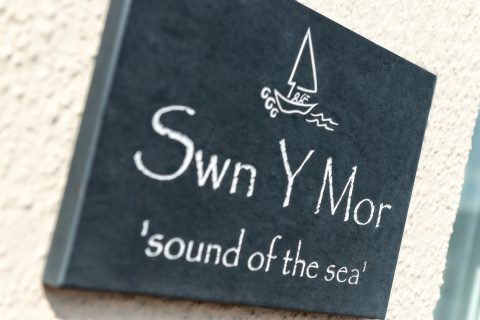 Swn Y Mor, Beach Front Bungalow with a Hot Tub (Sound of the Sea)