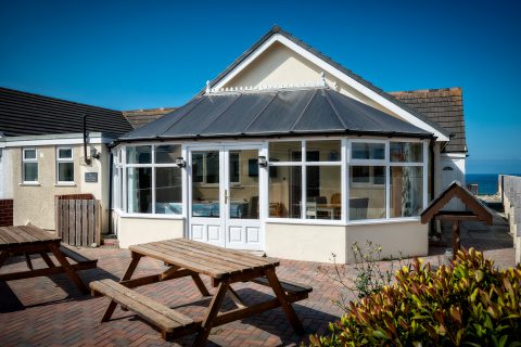 Swn Y Mor, Beach Front Bungalow with a Hot Tub (Sound of the Sea)