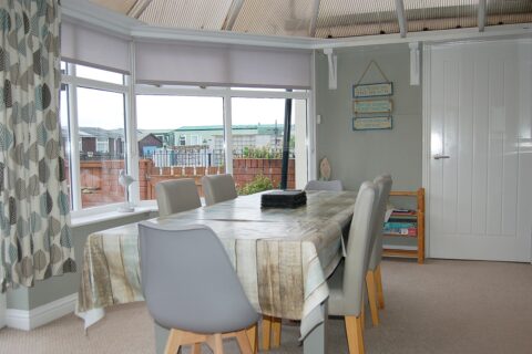 Swn Y Mor, Beach Front Bungalow with a Hot Tub (Sound of the Sea)