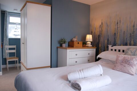 Swn Y Mor, Beach Front Bungalow with a Hot Tub (Sound of the Sea)