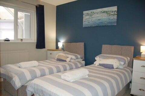 Swn Y Mor, Beach Front Bungalow with a Hot Tub (Sound of the Sea)
