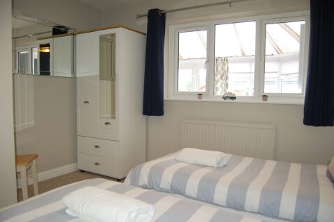 Swn Y Mor, Beach Front Bungalow with a Hot Tub (Sound of the Sea)