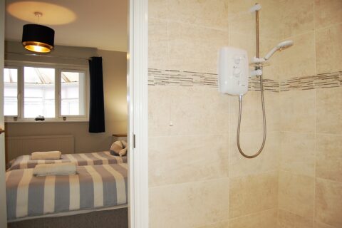 Swn Y Mor, Beach Front Bungalow with a Hot Tub (Sound of the Sea)