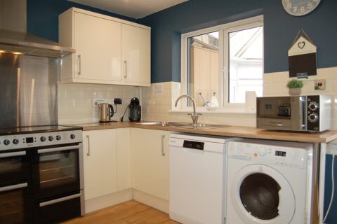Swn Y Mor, Beach Front Bungalow with a Hot Tub (Sound of the Sea)