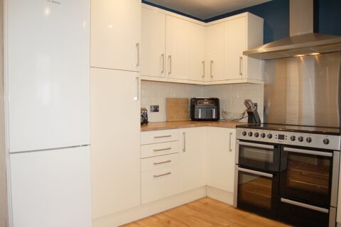 Swn Y Mor, Beach Front Bungalow with a Hot Tub (Sound of the Sea)