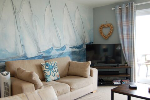 Swn Y Mor, Beach Front Bungalow with a Hot Tub (Sound of the Sea)