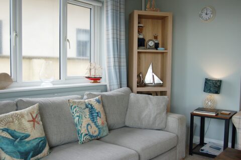 Swn Y Mor, Beach Front Bungalow with a Hot Tub (Sound of the Sea)
