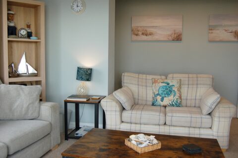 Swn Y Mor, Beach Front Bungalow with a Hot Tub (Sound of the Sea)
