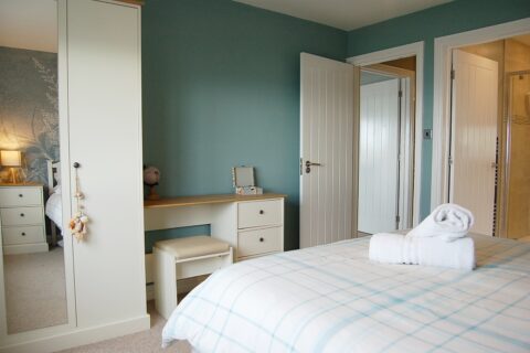 Swn Y Mor, Beach Front Bungalow with a Hot Tub (Sound of the Sea)