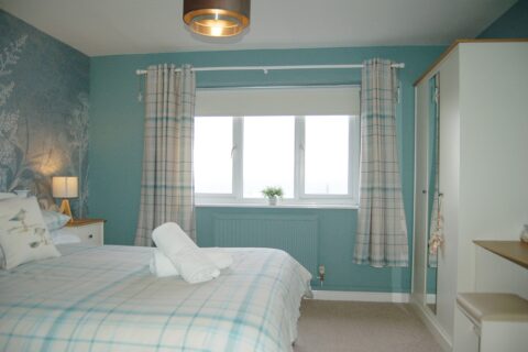 Swn Y Mor, Beach Front Bungalow with a Hot Tub (Sound of the Sea)